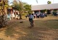 Tempuh Jarak 6 Kilometer, Guru Ini Rela Gendong Siswa Patah Tulang Selama 2 Minggu Demi Cerdaskan Generasi Penerus Bangsa