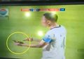 Minta Wasit Tonton Tayangan Ulang Lewat Rekaman HP, Aksi Protes Kapten Madura United Viral