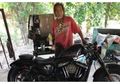 Hampir Diusir Karena Pakai Baju Compang-camping Masuk ke Dealer Motor Mahal, Pria Tua Ini Justru Bikin Malu Karyawan Usai Rogoh Kantongnya, Semua Sampai Tercengang