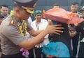 Bukan Rekan Kantornya, Anggota Polisi di Padang Panjang Justru Ditangisi Penjual Onde-onde Cilik Hingga Histeris Saat Perpisahan: Jangan Takut ada Kapolres Baru