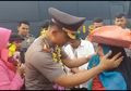 Bocah Penjual Onde-onde ini Nekat Terobos Barisan Polisi Untuk Bertemu Kapolres Padang, Ternyata Hanya Untuk Ucapkan Hal Ini