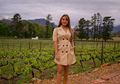Kulit Paha Terekspos, Ini Gaya Aurel Hermansyah Pakai Button Dress yang Elegan