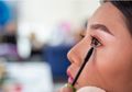 Cara Pakai Maskara Anti Berantakan dari Makeup Artist Phillips Kwok