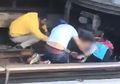 Seorang Pria Terjun di Depan Kereta Api yang Melaju dengan Gendong Putrinya, Syukurlah Sang Putri Selamat