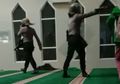 Viral Video Polisi Masuk Masjid Pakai Sepatu Kejar Mahasiswa yang Sembunyi Saat Demo di Makassar, Ini Klarafikasi Polda Sulsel