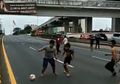 Ditutup karena Aksi Demo, Masyarakat Main Bola di Tol Dalam Kota