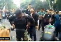 Saat Aksi Demonstrasi Berlangsung, Anggota TNI Ini Tiba-tiba Preteli Rompi Anti Pelurunya dan Lakukan Hal Tak Terduga
