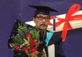 Belajar Nggak Mengenal Umur, Kakek Ini Raih Gelar Sarjana di Usia 87 Tahun