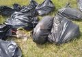 17 Kantong Plastik Besar Tergeletak Begitu Saja di Tanah Kosong, saat Dibuka Isinya Bikin Bulu Kuduk Berdiri, Seram!