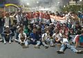 Dicap Beringas Saat Ikut Aksi Demonstrasi DPR, Puluhan Pelajar STM Ini Justru Bisa Balikkan Citra Buruk Mereka, Cium Tangan Seorang Anggota TNI yang Sedang Jaga Demo Satu Persatu