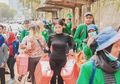 Bareng Relawan, Awkarin Gelar Aksi Bersih-bersih Sampah Sisa Demo di Sekitar Senayan