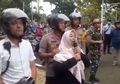 Tak Rela Anaknya Ikut Demo, Ibu Ini Ikut Turun ke Jalan Lalu Kirim Pesan Seperti Ini