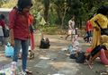 Tak Peduli dengan Suasana Ricuh Demonstrasi, Para Pedagang Ini Tetap Jajakan Dagangannya di Tengah Massa, Untungnya Capai Jutaan Rupiah