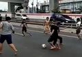 Tak Peduli Sekitarnya Ramai Massa Sedang Demonstrasi, Bak Dapat Lapangan Eksklusif, Anak-anak Ini Tetap Santai Bermain Bola di Tengah Jalan Tol yang Sedang Diblokade