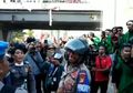 Jauh dari Kata Arogan, Seorang Polwan Kawal Aksi Pendemo dengan 'Goyangan', Warganet: "Adem Liatnya"