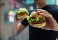 Pantes Berceceran, Ternyata Cara Makan Burger yang Dipakai Orang-orang Selama Ini Salah