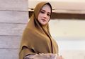 Gaya Kasual Syar'i ala Mulan Jameela Padukan Gamis dan Sepatu Sneakers Mewah Harga Puluhan juta Rupiah