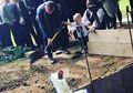 Foto Memilukan Ketika Balita Mungil Bantu Menguburkan Ayahnya yang Tewas Terbunuh