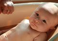 Bolehkah Manjakan Si Kecil dengan Mandi ASI, Begini Penjelasan dan Panduannya!