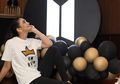Berkeringat saat Pakai Baju Seksi, Intip Luna Maya Saat Olahraga dengan Crop Top Plaid Kuning