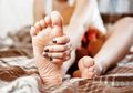 Cara Bikin Kulit Kaki Halus dengan Scrub dari Gula, Gampang Banget!