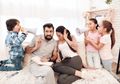 #LovingNotLabelling: Kenali Dampak Buruk Melabeli Si Kecil dengan Sebutan 'Ganteng' dan 'Cantik', Moms Lebih Baik Terapkan Cara Lain Untuk Memuji