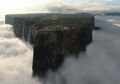 Pulau di Awan: Apakah Gunung Roraima Setinggi Hampir 3.000 Meter Benar-Benar 'Dunia yang Hilang' di Mana Dinosaurus Masih Hidup?