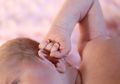 Moms, Begini Cara Mudah dan Aman Membersihkan Telinga Si Kecil