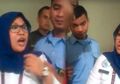 Dilabrak Ramai-ramai oleh Penumpang Pesawat yang Kecewa, Petugas Berkerudung Ini Ternyata Ucapkan Sebuah Kata yang Picu Amarah, Ini Isi Omongannya