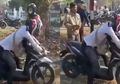 Warga Heboh Dikira Penemuan Mayat di Atas Motor, Saat Didatangi Polisi dan Tim Medis Hal Ini yang Terjadi