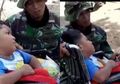Di Atas Kursi Roda, Bocah Penyandang Disabilitas Ini Rela Menungu Lama Hanya Demi Bertemu Anggota TNI Idolanya, Berteduh di Bawah Pohon Bersama Ibunya, Tak Kuasa Menahan Rasa Bangga