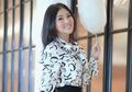Cuma Pakai Kaus Oblong dan Midi Skirt, Tampilan Sarwendah Saat Foto Bareng Keluarga Justru Curi Perhatian!