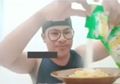 Youtuber Nekat, Makan Mi Dicampur Detergen Hingga Mulutnya Berbusa, Ususnya Langsung Bersih Bebas Noda