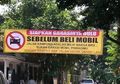 Marak Bermobil Tak Bergarasi, Parkir Sembarangan di Pinggir Jalan, Benarkah Gara-gara Termakan Gengsi?
