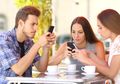 Sering Mengecek Ponsel dan Menjelajah Internet Tanpa Tujuan? Saraf 'Tak Berguna' Ini Penyebabnya!