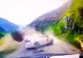 Mobilnya Hancur Setelah Tertimpa Batu Besar dari Gunung, Pengemudi Ini Ditemukan dalam Kondisi yang Bikin Geleng-geleng Kepala
