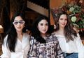 Promosikan Usaha Teman, Nia Ramadhani Tampil Pamer Bahu Padukan Kemeja Off Shoulder dan Rok Jeans Asimetris