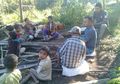 'Kami Mati Hidup di Sini. Mau Keluar, ke Mana?' Ini Kisah Tobias yang Tinggal Bersama Istri dan 9 Anaknya di Gubuk Reyot dalam Kondisi Sulit