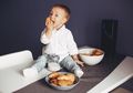 Bingung Mencari Cara Agar Bayi Cepat Duduk Sendiri? Moms Bisa Mulai Latih Gerak dan Koordinasinya Sejak Dini