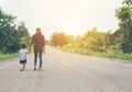 Begini Ciri-ciri Orangtua "Helikopter", Apakah Moms Termasuk?