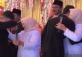 Menangis Dipelukan Mantan Calon Mertua di Atas Pelaminan, Pria Ini Rela Hadiri Pernikahan Mantan Kekasih yang Sudah 11 Tahun Dipacari, Ekspresi Mempelai Wanita Justru Bikin Emosi Jiwa