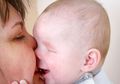 Bayi yang Manis Ini Terlahir dalam Keadaan Tersenyum, Namun Kondisi Matanya yang Langka Membuat Banyak Orang Sedih
