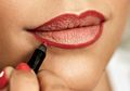 Tips Mudah Memakai Lip Liner yang Rapi dan Anti Gagal, Pemula Wajib Tahu!