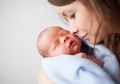 Pantas Saja Ibu yang Baru Melahirkan Selalu Mencium Bayinya, Menurut Penelitian Aroma Bayi Baru Lahir Punya Manfaat Ini pada Jiwa Kita