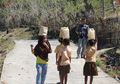 Miris! Siswa SD Asal Flores Ini Harus Bangun Jam 4 Pagi dan Gotong Jeriken Isi 5 Liter Air Bersih Untuk Siram Toilet