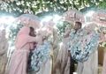 Tak Pakai Amplop, Uang Sumbangan Tamu Langsung Dikalungkan Pada Mempelai, Pernikahan Pasangan Ini Viral