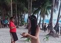 Masih Ingat Wanita yang Pakai Bikini Minim? Dia Kini Berada dalam Tekanan setelah Fotonya Tersebar