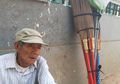 Kisah Pilu Ki Maun, Hidup Sebatang Kara di Tengah Kerasnya Kehidupan Ibu Kota, Berjualan Sapu Demi Sesuap Nasi