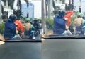 Viral Aksi Pasangan Suami Istri 'Santuy' Kerokan di Lampu Merah, Netizen: 'Cinta Mah Ya Bodo Amat'