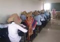 Biar Nggak Nyontek, Sekolah Ini Minta Siswa Pakai Kardus di Kepala Saat Kerjakan Ujian Kimia